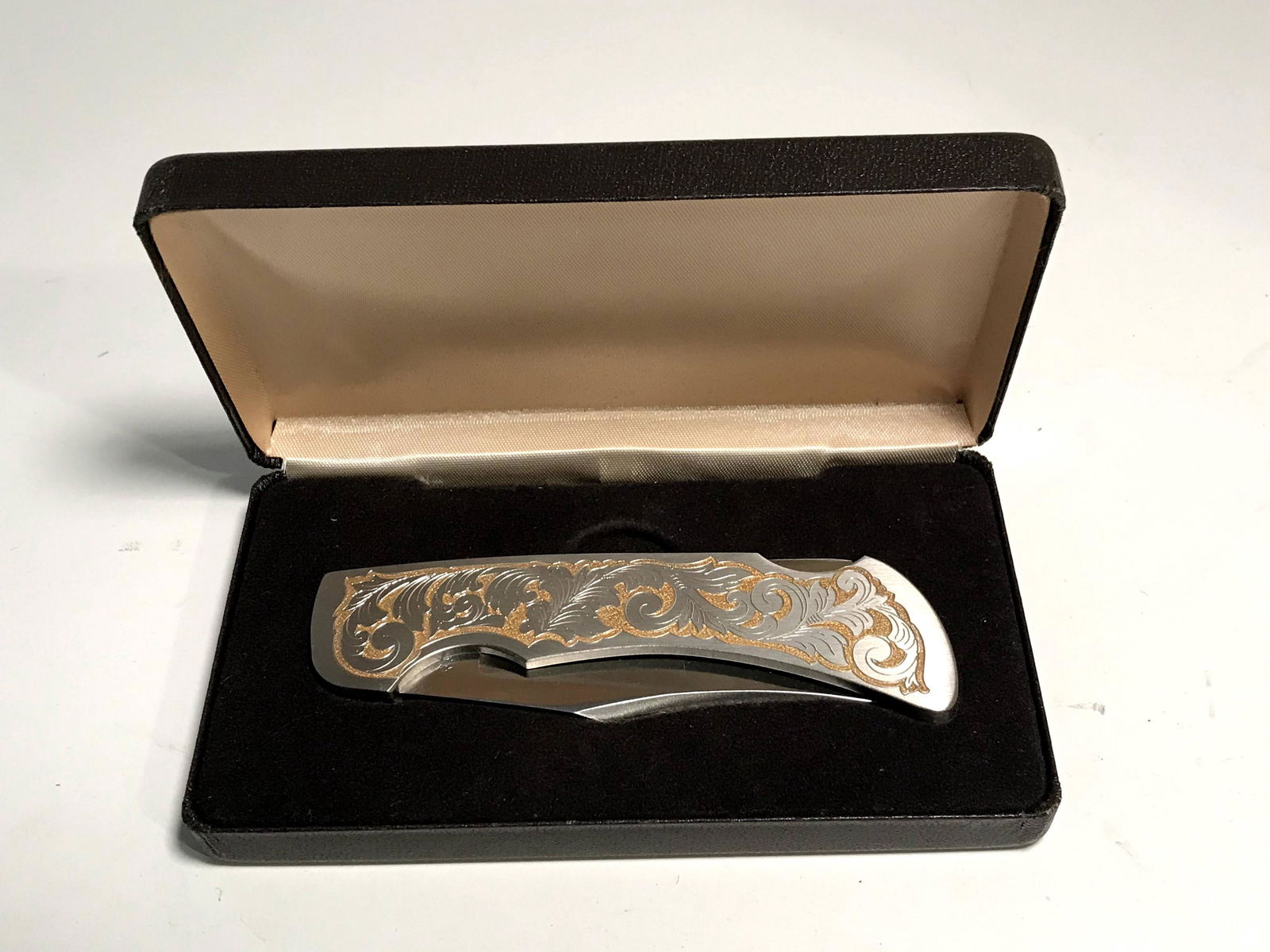 Vintage Rigid USA Navajo Pocket Folding Knife (1 of 5)