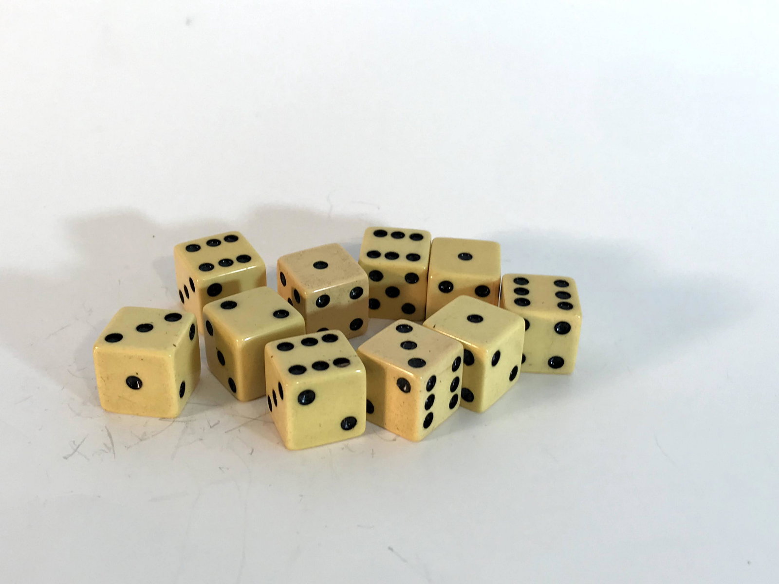 Lot of 10 Vintage Bakelite Dice: Lot of 10 Vintage Bakelite Dice Please view all photos as they are part of the description and condition of this Item, Feel free to contact me with questions or picture requests! Used Item AS IS
