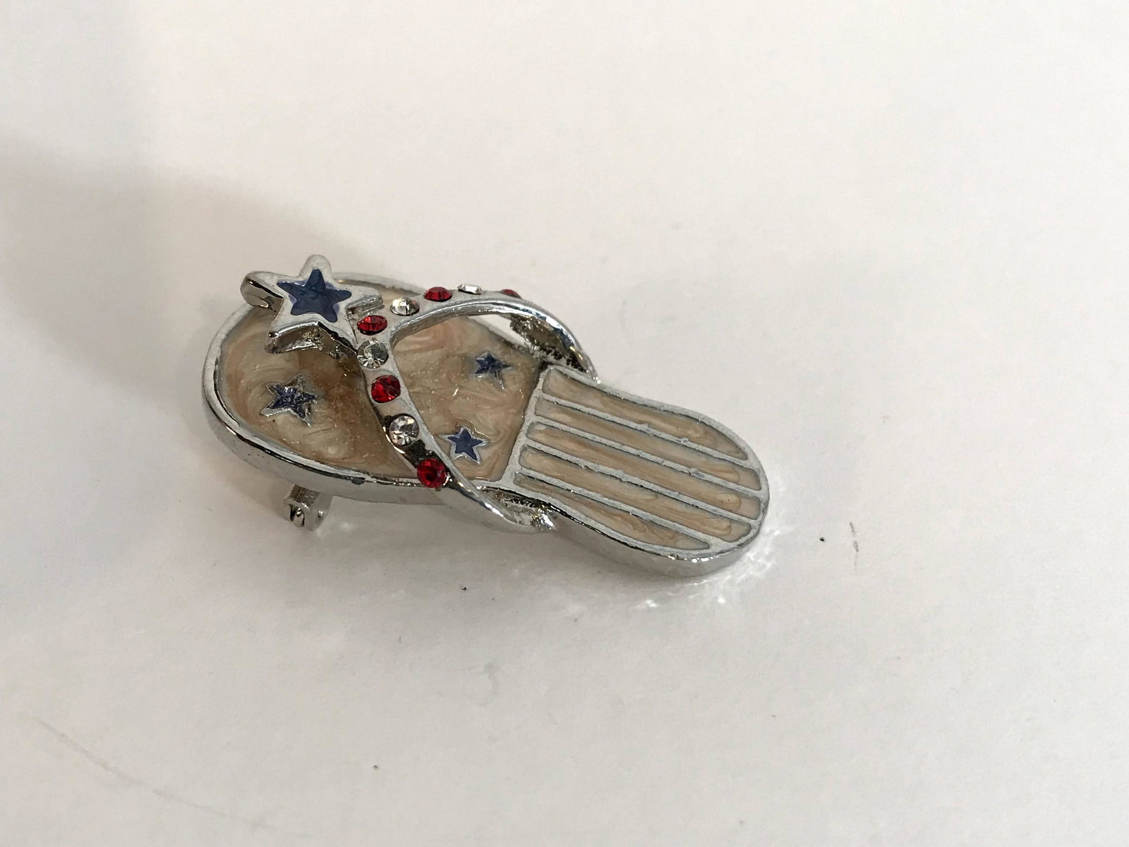 Vintage Sandal silver Tone Brooch: Vintage Sandal silver Tone Brooch Please view all photos as they are part of the description and condition of this Item, Feel free to contact me with questions or picture requests! Used Item AS IS