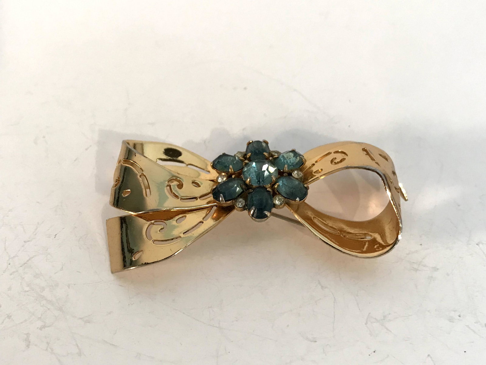 Vintage Green Rhinestone Gold Tone Coro Brooch: Vintage Green Rhinestone Gold Tone Coro Brooch Please view all photos as they are part of the description and condition of this Item, Feel free to contact me with questions or picture requests! Used I