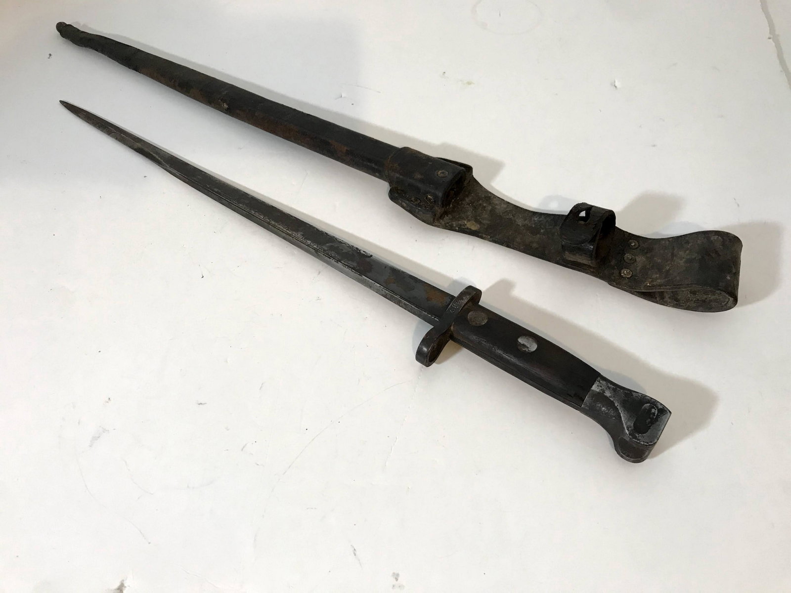 Dutch Netherlands Mannlicher Infantry Hembrug Bayonet: Dutch Netherlands Mannlicher Infantry Hembrug Bayonet Knife Scabbard Nice!!! Great Shape 18 3/4" long Please view all photos as they are part of the description and condition of this Item, Feel free t