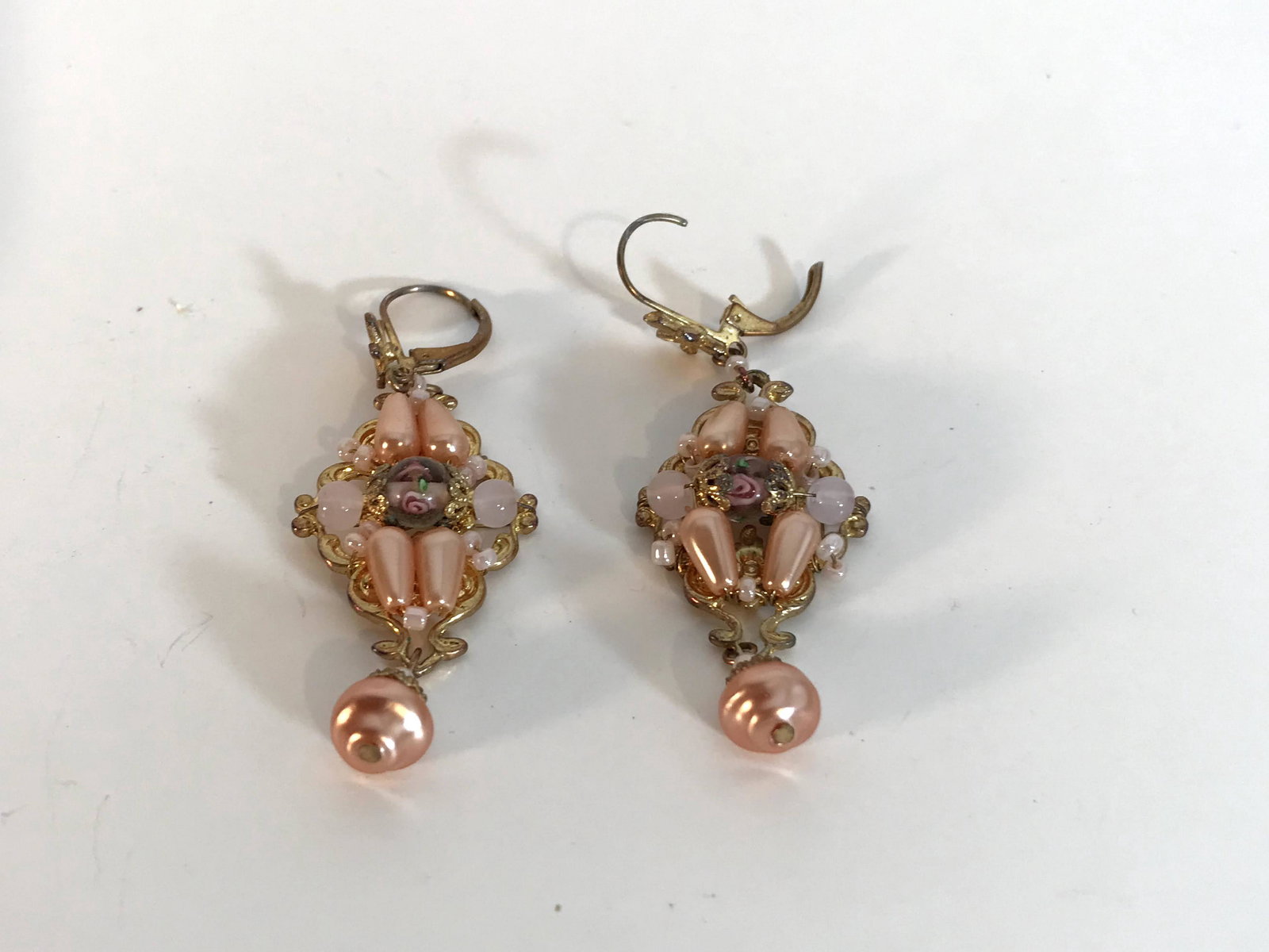 Vintage Gold Tone Pearl Earrings: Vintage Gold Tone Pearl Earrings Please view all photos as they are part of the description and condition of this Item, Feel free to contact me with questions or picture requests! Used Item AS IS