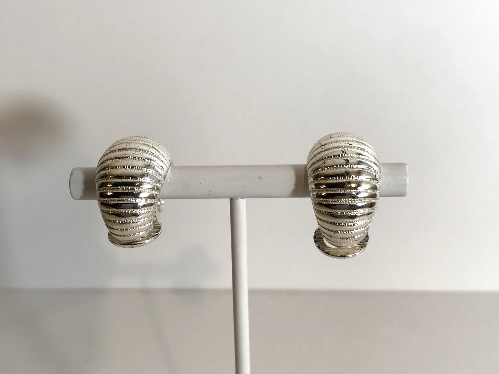 Vintage Monet Silver Tone Earrings: Vintage Monet Silver Tone Earrings Please view all photos as they are part of the description and condition of this Item, Feel free to contact me with questions or picture requests! Used Item AS IS