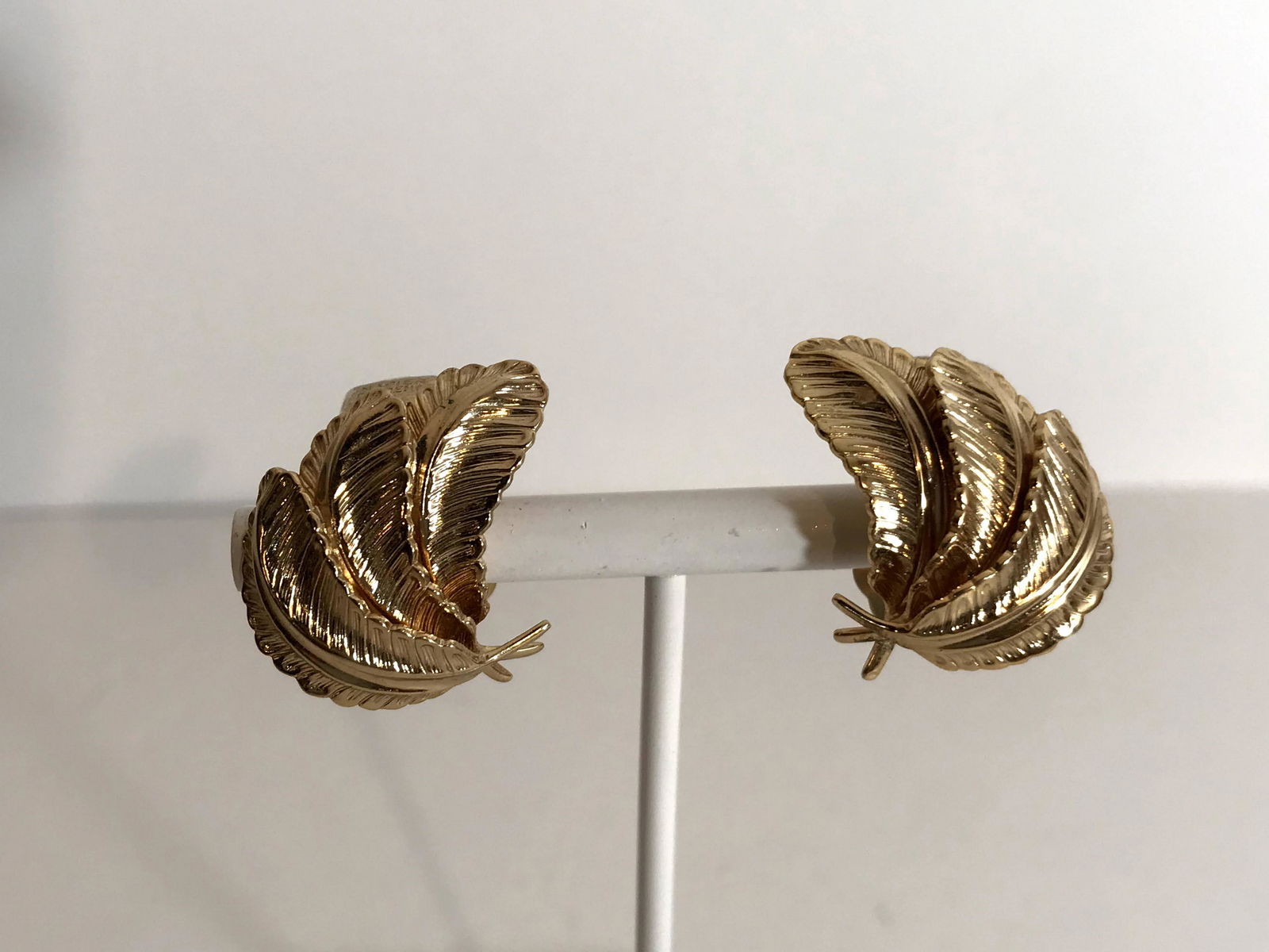 Vintage Gold Tone Napier Earrings: Vintage Gold Tone Napier Earrings Please view all photos as they are part of the description and condition of this Item, Feel free to contact me with questions or picture requests! Used Item AS IS