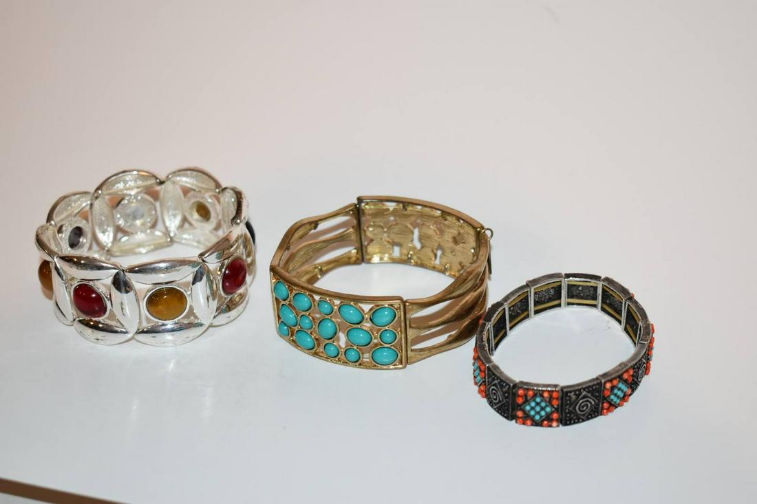 Vintage Lot of Three Stretch Bracelet: Vintage Lot of Three Stretch Bracelet Please view all photos as they are part of the description and condition of this Item, Feel free to contact me with questions or picture requests! Used Item AS IS