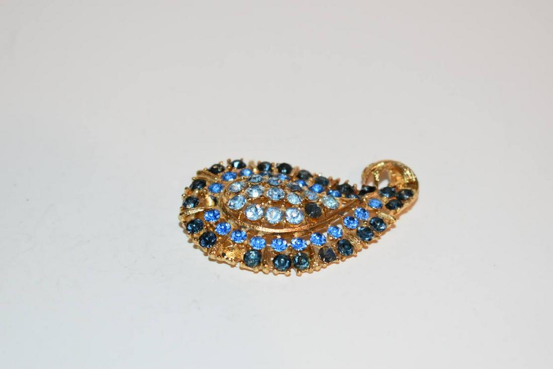 Vintage Gold Tone rhinestone Brooch: Vintage Gold Tone rhinestone Brooch Please view all photos as they are part of the description and condition of this Item, Feel free to contact me with questions or picture requests! Used Item AS IS