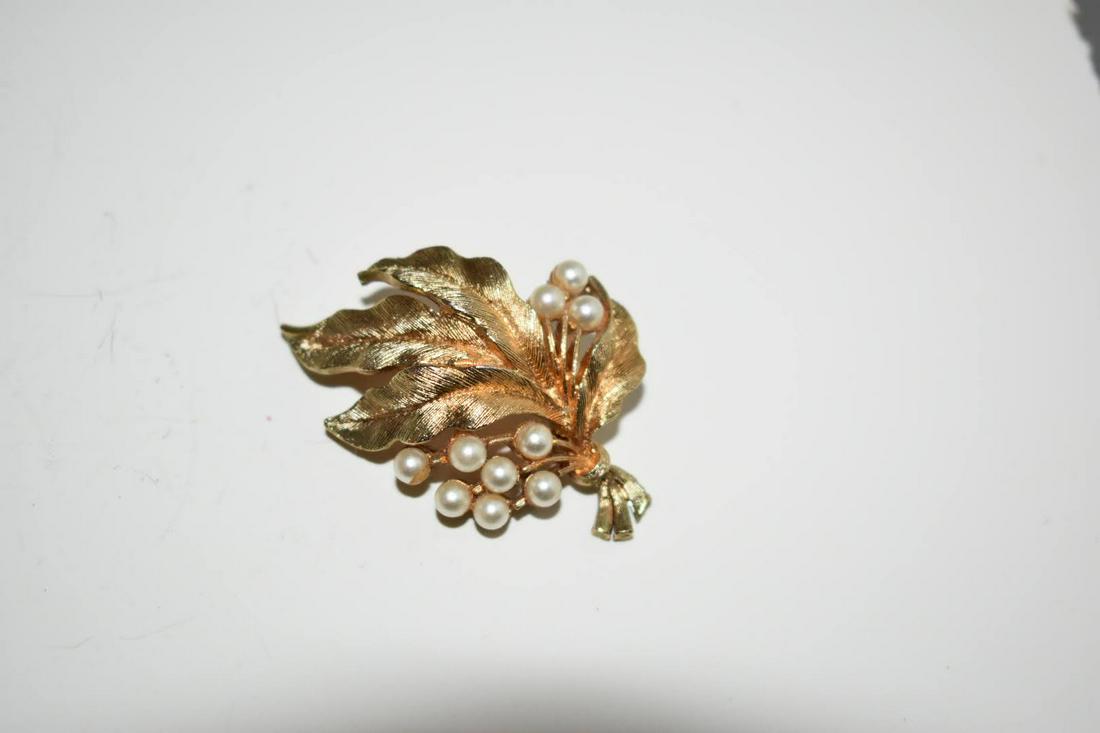 Vintage JJ goldtone pearl Brooch pin: Vintage JJ goldtone pearl Brooch pinPlease view all photos as they are part of the description and condition of this Item, Feel free to contact me with questions or picture requests! Used Item AS IS
