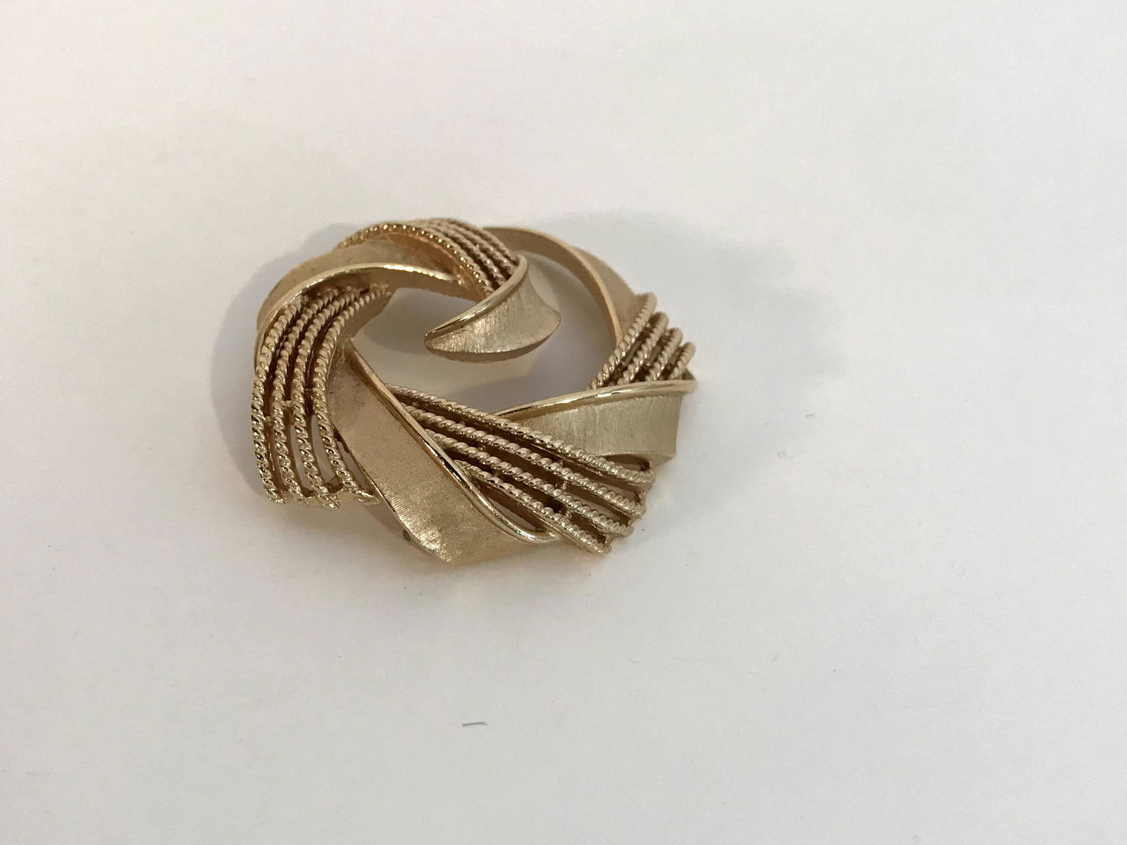 Vintage Trifari Gold tone Brooch 1 3/4": Vintage Trifari Gold tone Brooch 1 3/4" Please view all photos as they are part of the description and condition of this Item, Feel free to contact me with questions or picture requests! Used Item AS