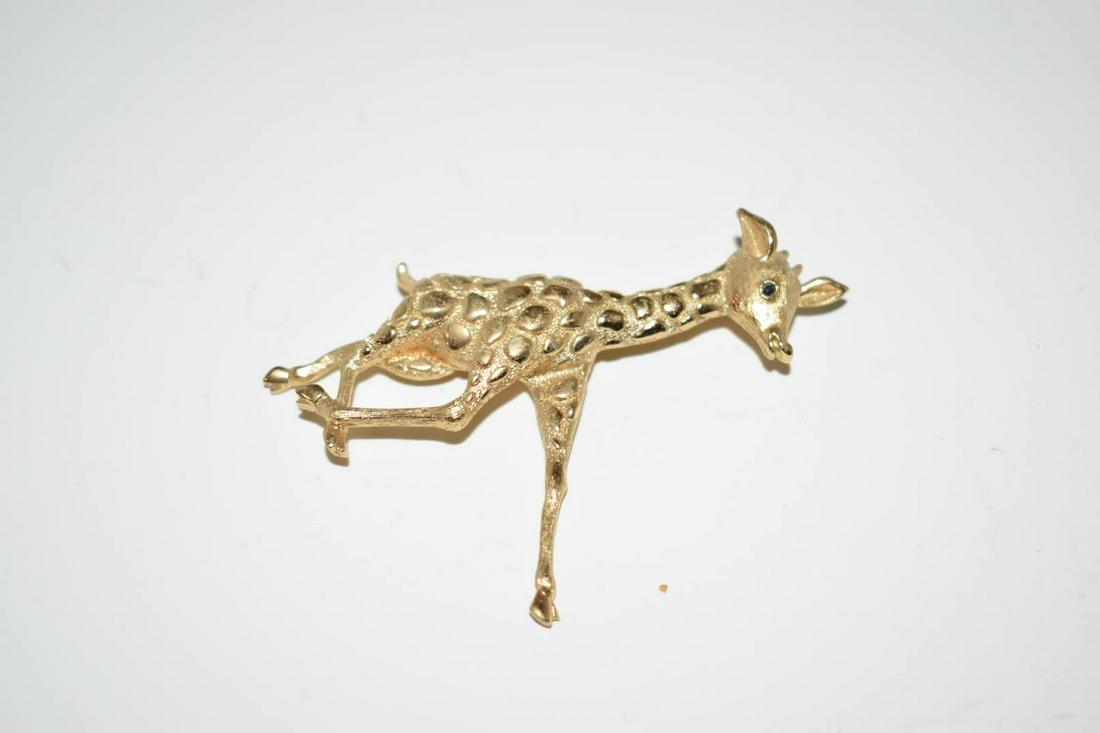 Vintage Goldtone Monet Brooch: Vintage Goldtone Monet Brooch Please view all photos as they are part of the description and condition of this Item, Feel free to contact me with questions or picture requests! Used Item AS IS
