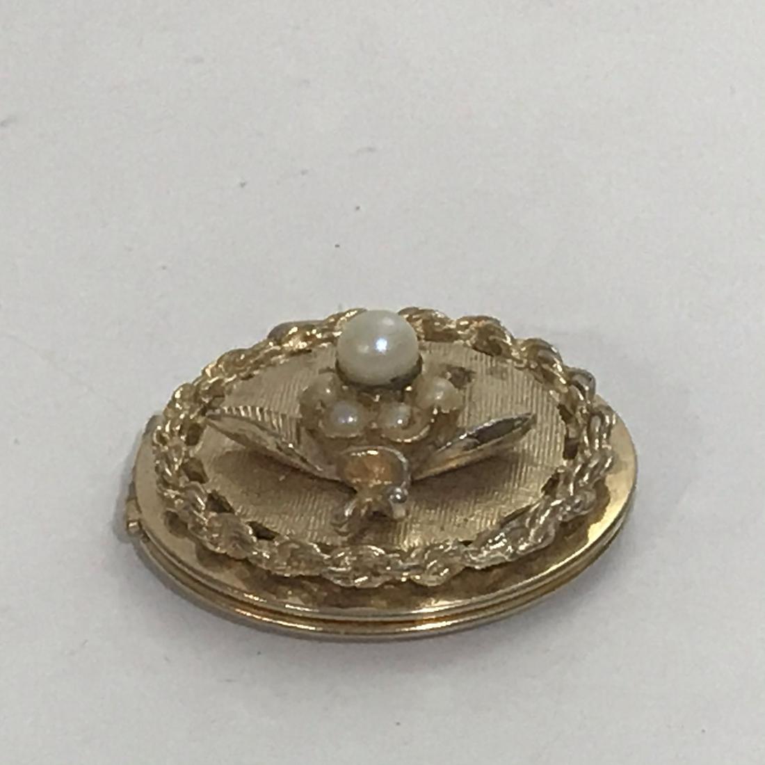 Nice Vintage Goldtone Pearl Picture Locket: Nice Vintage Goldtone Pearl Picture Locket Please view all photos as they are part of the description and condition of this Item, Feel free to contact me with questions or picture requests!