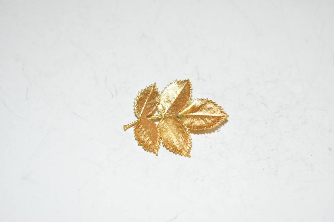 Vintage gold tone leaf Brooch: Vintage gold tone leaf Brooch Please view all photos as they are part of the description and condition of this Item, Feel free to contact me with questions or picture requests! Used Item AS IS