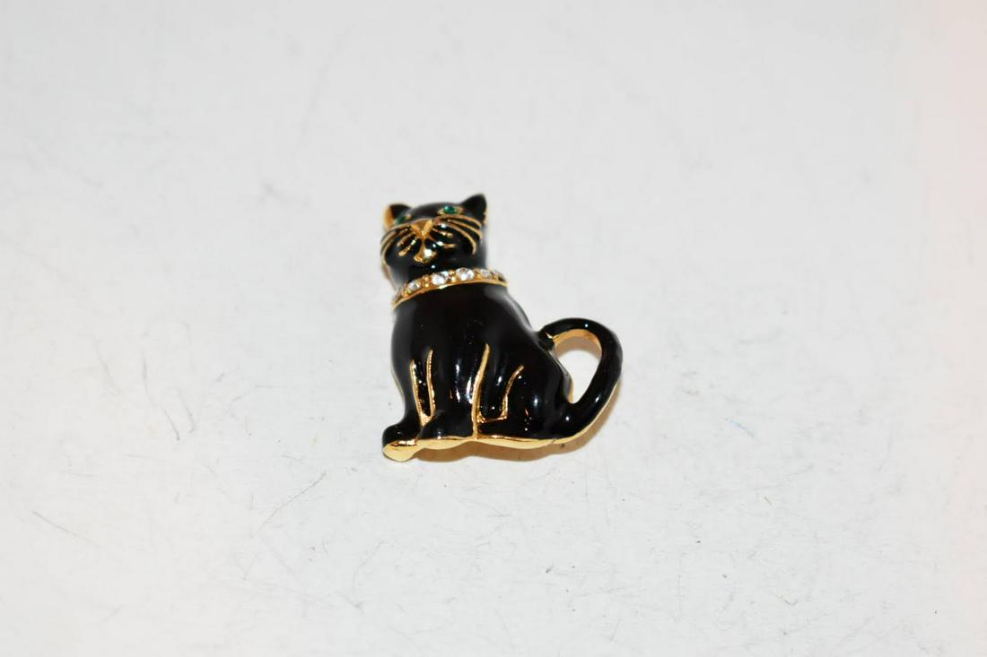 Vintage Monet Black enamel cat Brooch: Vintage Monet Black enamel cat Brooch Please view all photos as they are part of the description and condition of this Item, Feel free to contact me with questions or picture requests! Used Item AS IS