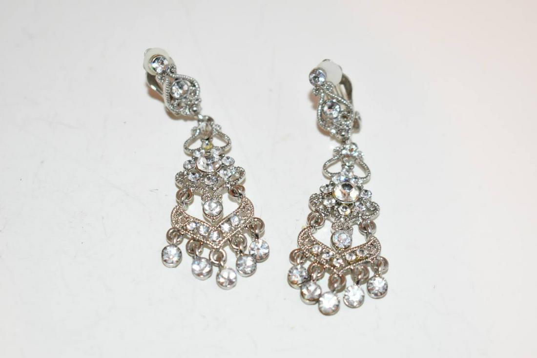 Vintage Dangle Silvertone rhinestone Earrings (1 of 3)