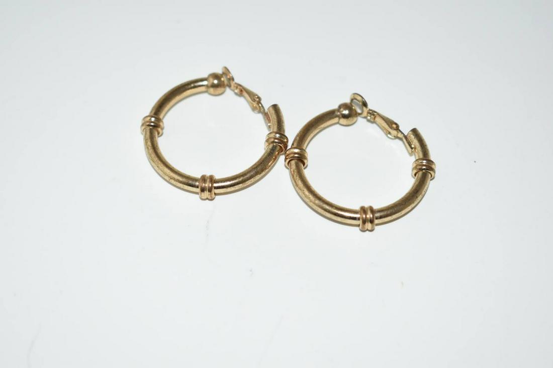 Vintage goldtone hoop Earrings: Vintage goldtone hoop Earrings Please view all photos as they are part of the description and condition of this Item, Feel free to contact me with questions or picture requests! Used Item AS IS