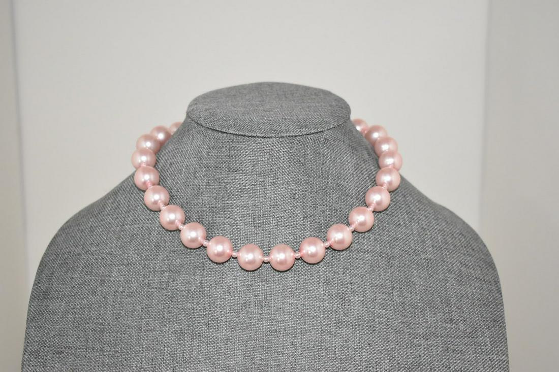 Vintage Pink Pearl Heavy Choker Necklace 14": Vintage Pink Pearl Heavy Choker Necklace 14"Please view all photos as they are part of the description and condition of this Item, Feel free to contact me with questions or picture requests! Used Item