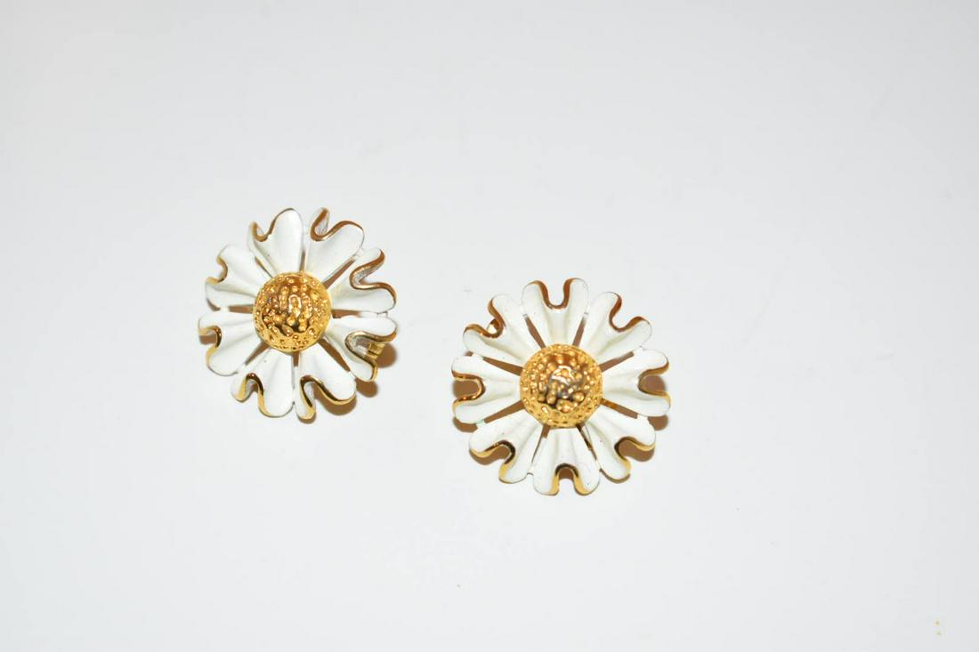 Vintage White Monet Enamel Flower Earrings: Vintage White Monet Enamel Flower Earrings Please view all photos as they are part of the description and condition of this Item, Feel free to contact me with questions or picture requests! Used Item 