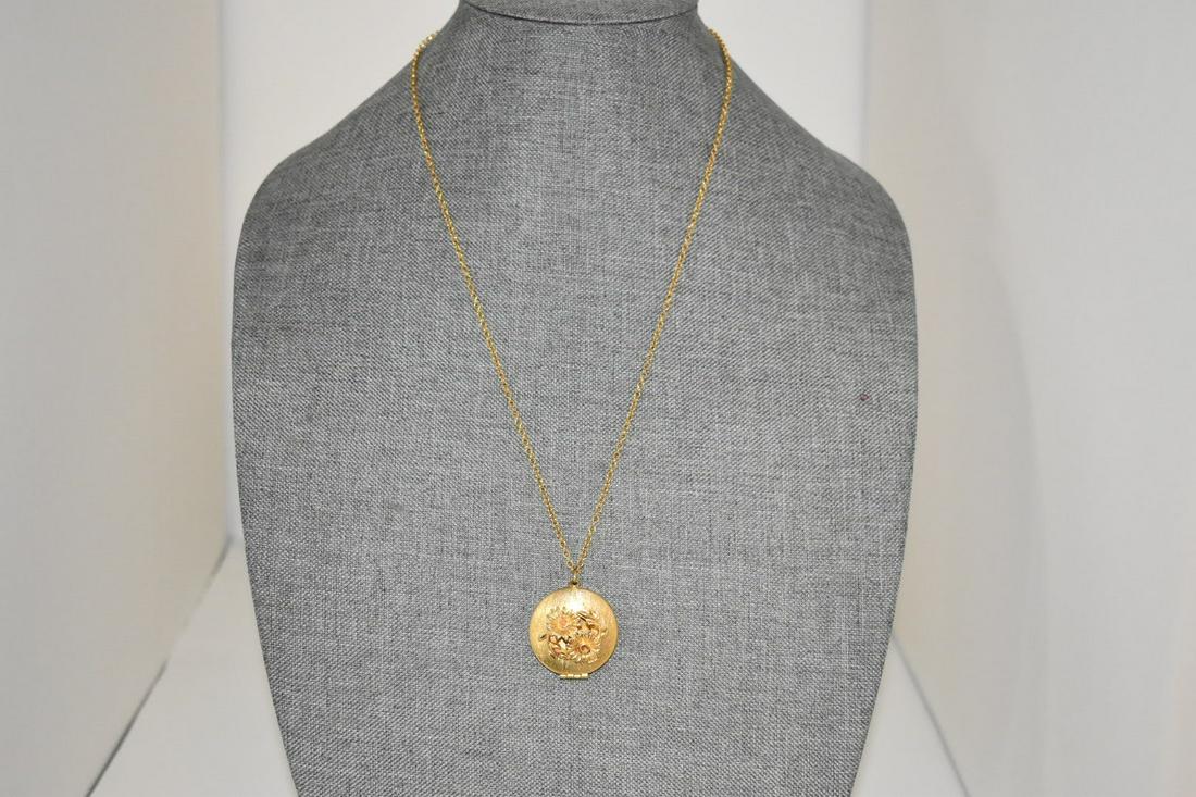 Vintage Goldtone Avon Flower Locket Necklace 24": Vintage Goldtone Avon Flower Locket Necklace 24" Please view all photos as they are part of the description and condition of this Item, Feel free to contact me with questions or picture requests! Used