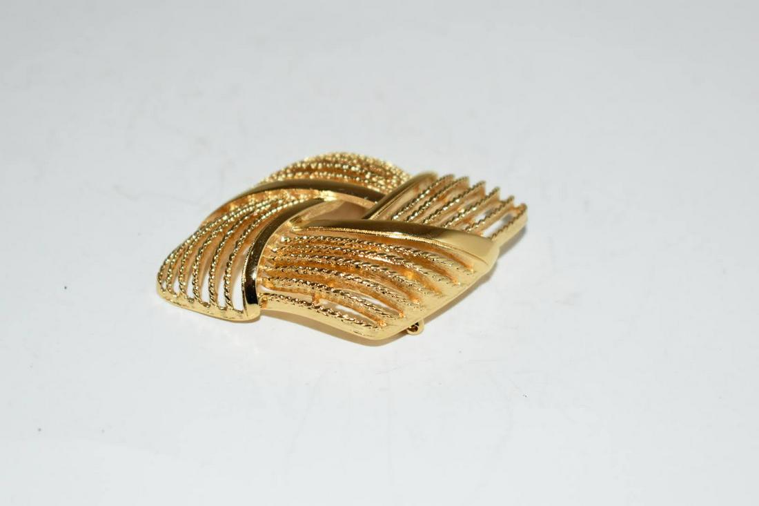 Vintage Monet Goldtone Brooch 2 3/4": Vintage Monet Goldtone Brooch 2 3/4" Please view all photos as they are part of the description and condition of this Item, Feel free to contact me with questions or picture requests! Used Item AS IS