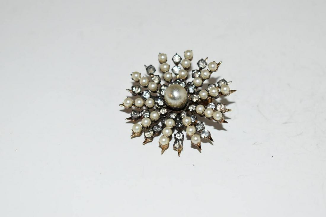 Vintage Coro Snow Flake Pearl Brooch 2": Vintage Coro Snow Flake Pearl Brooch 2" Please view all photos as they are part of the description and condition of this Item, Feel free to contact me with questions or picture requests! Used Item AS