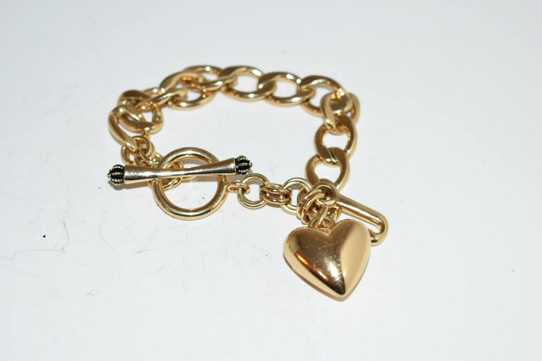 Vintage Goldtone Heart Trinket Bracelet 2 1/4": Vintage Goldtone Heart Trinket Bracelet 2 1/4" Please view all photos as they are part of the description and condition of this Item, Feel free to contact me with questions or picture requests! Used I