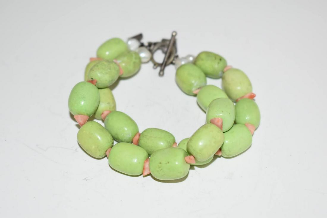 Vintage Green Pea Beaded Bracelet 7" (1 of 3)