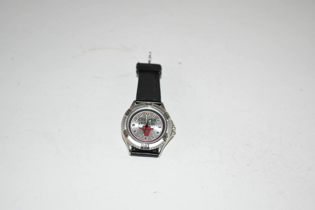 Vintage Chicago Bulls Watch working 1998: Vintage Chicago Bulls Watch working 1998 Please view all photos as they are part of the description and condition of this Item, Feel free to contact me with questions or picture requests! Used Item AS
