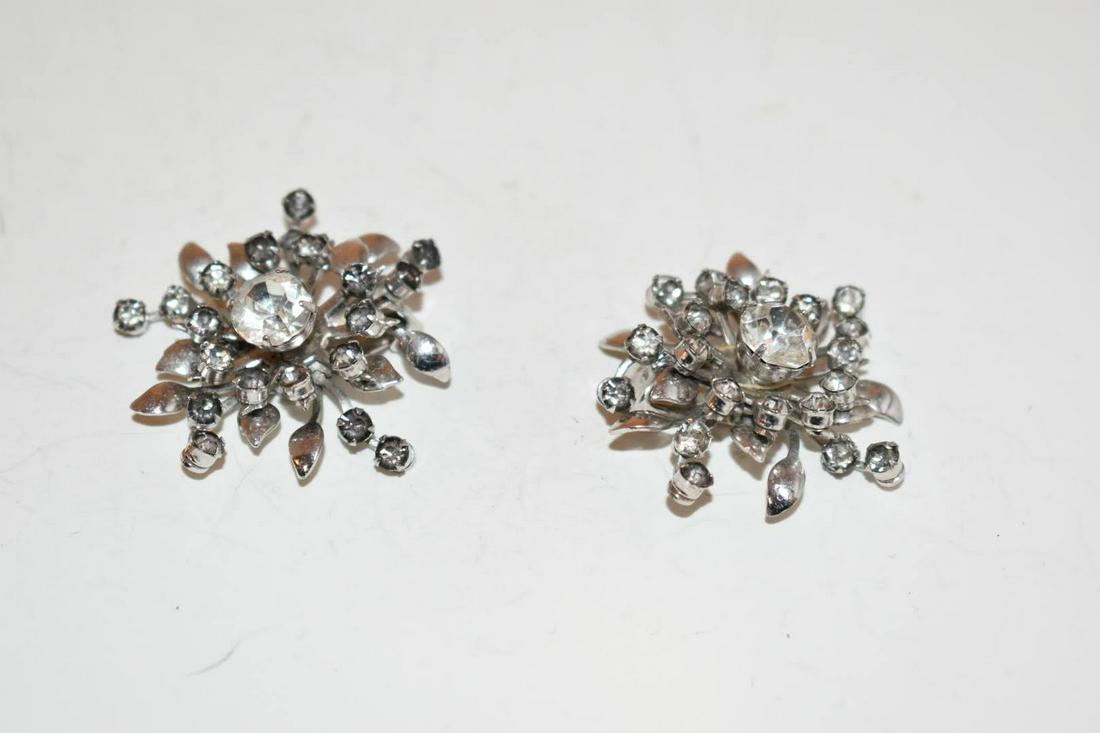 Vintage Coro Rhinestone Flower Earrings: Vintage Coro Rhinestone Flower Earrings Please view all photos as they are part of the description and condition of this Item, Feel free to contact me with questions or picture requests! Used Item AS