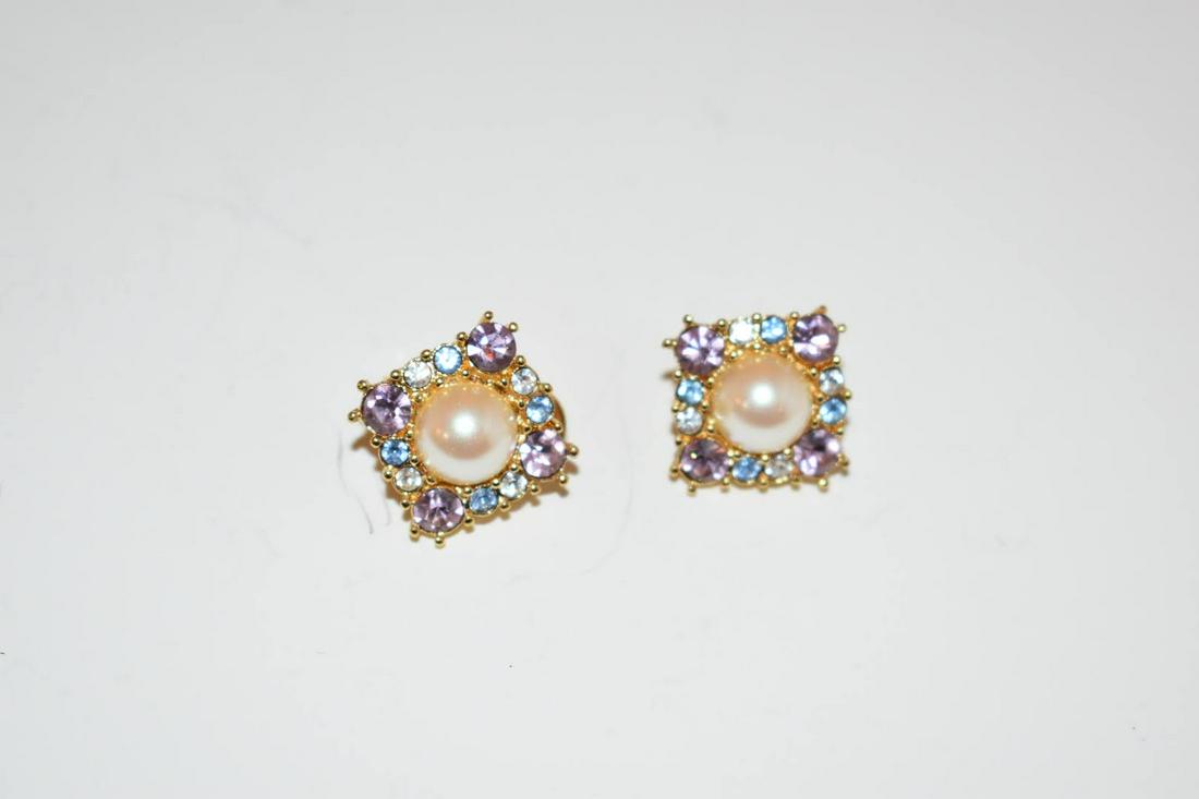 Vintage Monet pearl rhinestone Earrings: Vintage Monet pearl rhinestone Earrings Please view all photos as they are part of the description and condition of this Item, Feel free to contact me with questions or picture requests! Used Item AS 