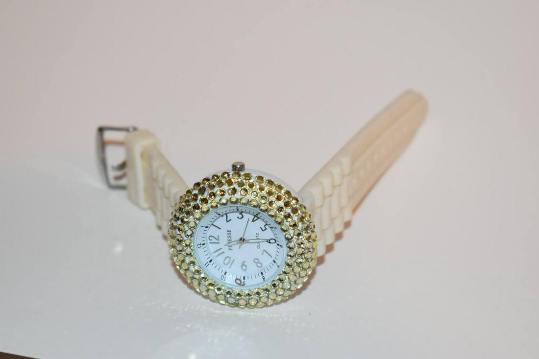 Vintage Finesse rhinestone white Watch working (1 of 4)