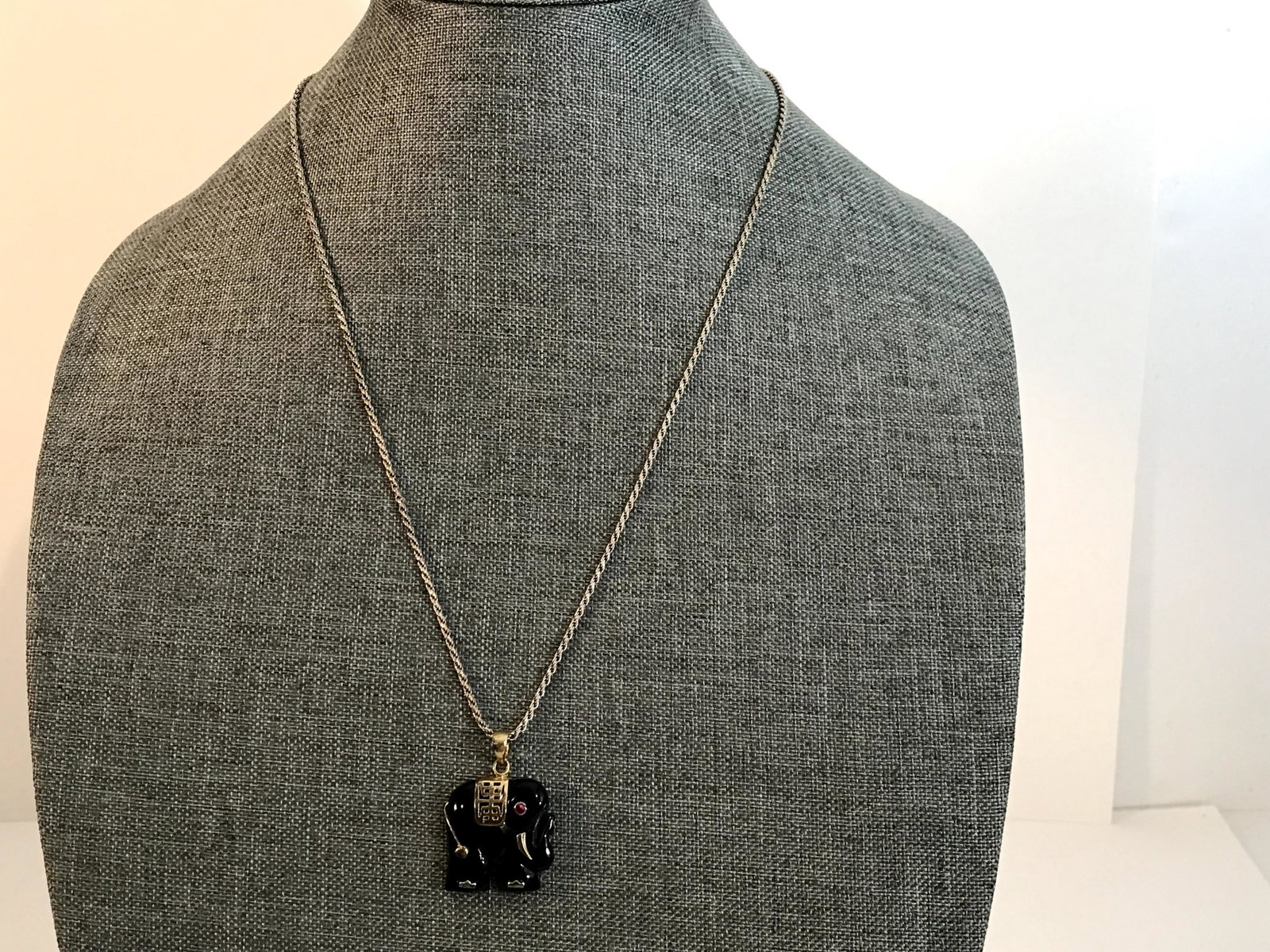 VTG Sterling Silver - Hand Carved Black Jade & Ruby: VTG Sterling Silver - Hand Carved Black Jade & Ruby Elephant Pendant 23" Please view all photos as they are part of the description and condition of this Item, Feel free to contact me with questions o