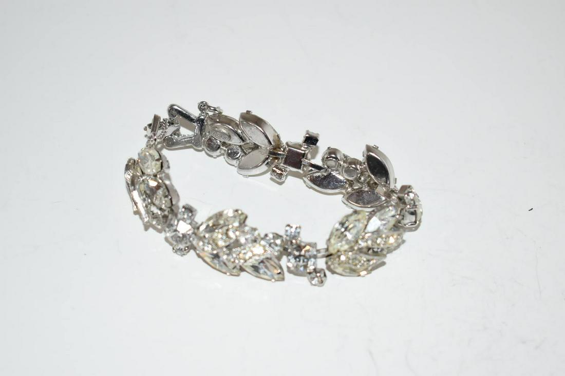 Vintage Elegant Weiss Rhinestone Bracelet 2 1/4" (1 of 3)