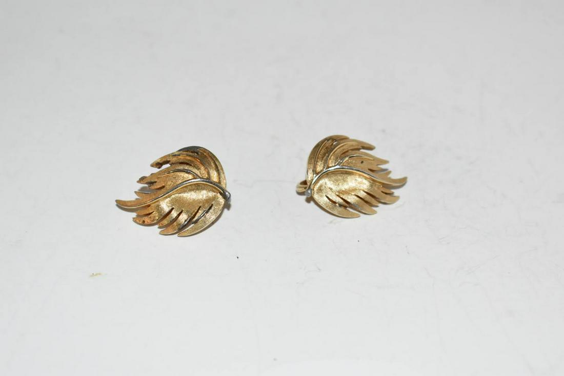 Vintage Trifari Leaf Goldtone Earrings: Vintage Trifari Leaf Goldtone Earrings Please view all photos as they are part of the description and condition of this Item, Feel free to contact me with questions or picture requests! Used Item AS I