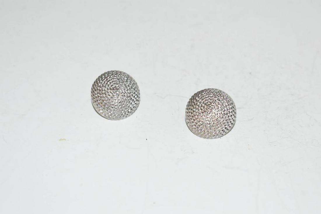 Vintage Silvertone Monet clip on Earrings: Vintage Silvertone Monet clip on Earrings Please view all photos as they are part of the description and condition of this Item, Feel free to contact me with questions or picture requests! Used Item A