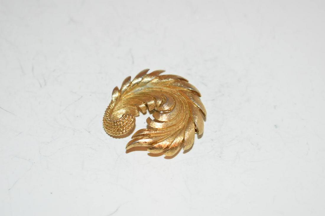 Vintage goldtone Monet leaf Brooch: Vintage goldtone Monet leaf Brooch Please view all photos as they are part of the description and condition of this Item, Feel free to contact me with questions or picture requests! Used Item AS IS