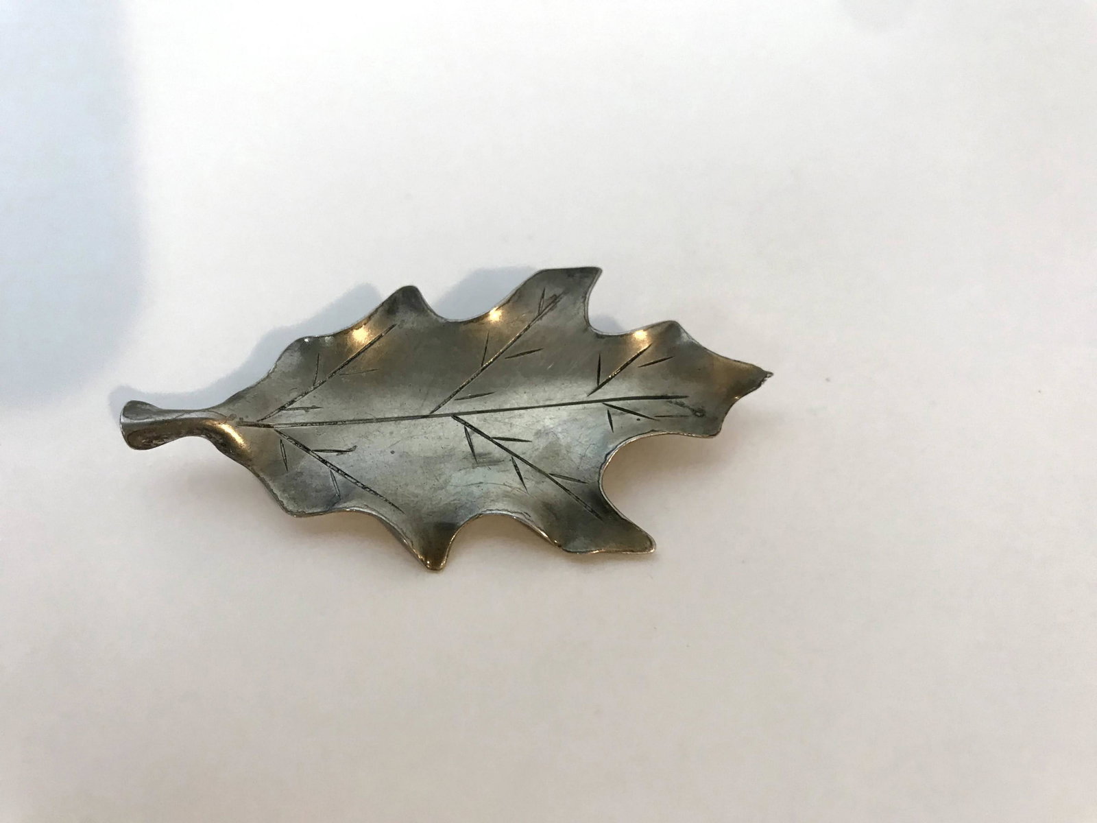 Vintage Sterling Silver Signed Stuart Nye OAK Leaf: Vintage Sterling Silver Signed Stuart Nye OAK Leaf handmade Pin Brooch 2 3/8" Please view all photos as they are part of the description and condition of this Item, Feel free to contact me with questi
