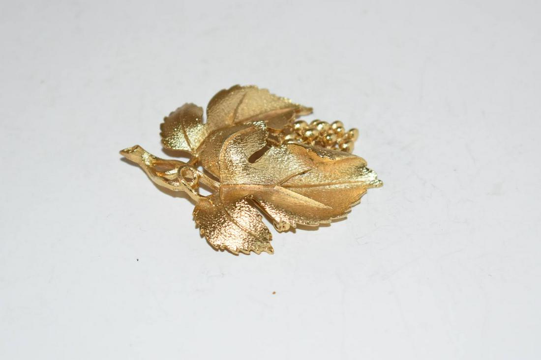 Vintage Goldtone Lisner Leaf Brooch (1 of 3)