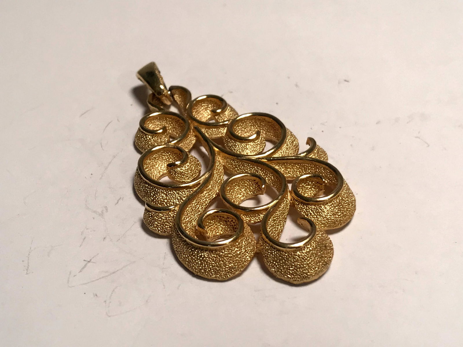 Vintage Goldtone Trifari Pendant: Vintage Goldtone Trifari Pendant 3" Please view all photos as they are part of the description and condition of this Item, Feel free to contact me with questions or picture requests! Used Item AS IS