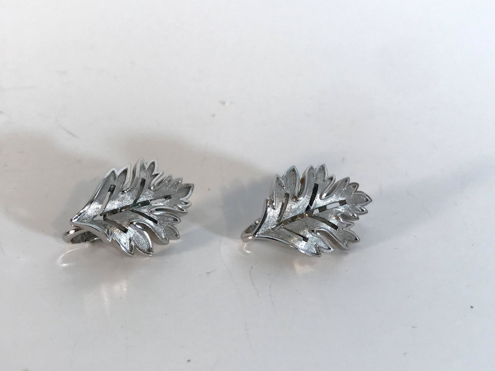 Vintage Trifari Silver Tone Earrings: Vintage Trifari Silver Tone Earrings Please view all photos as they are part of the description and condition of this Item, Feel free to contact me with questions or picture requests! Used Item AS IS