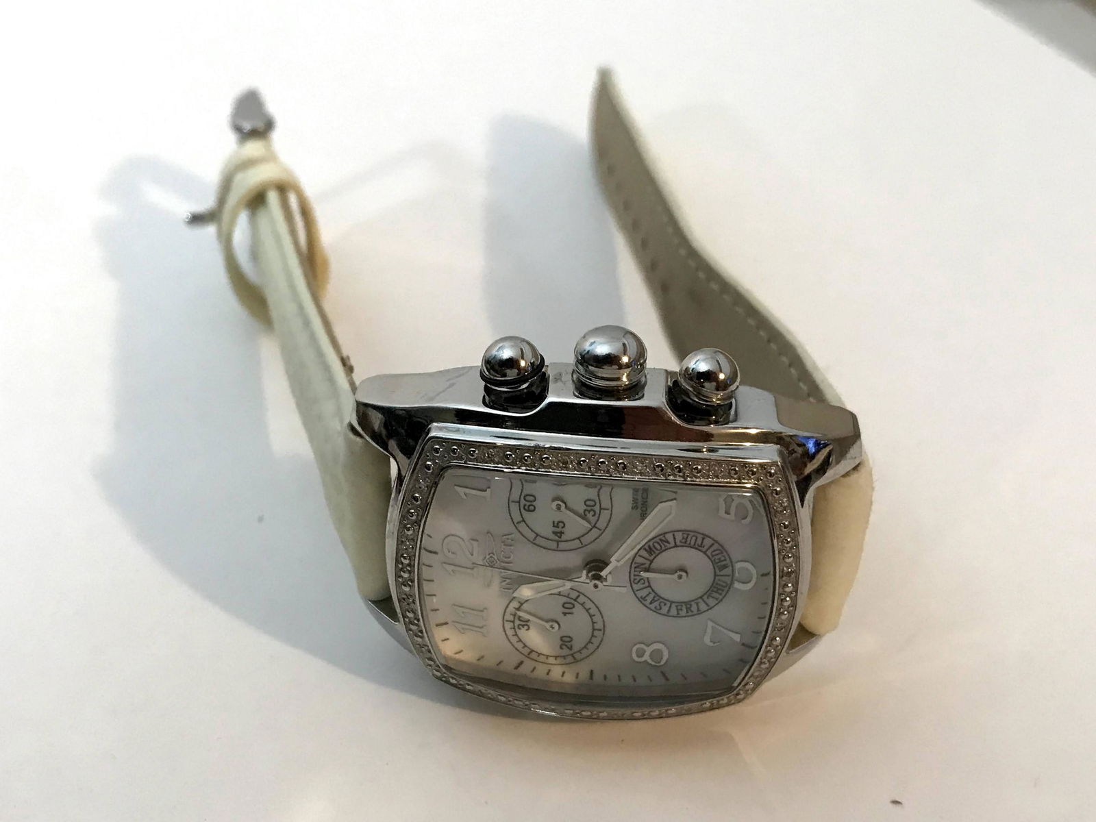 invicta ladies watch 5709: invicta ladies watch 5709 Please view all photos as they are part of the description and condition of this Item, Feel free to contact me with questions or picture requests!. Used Item AS IS