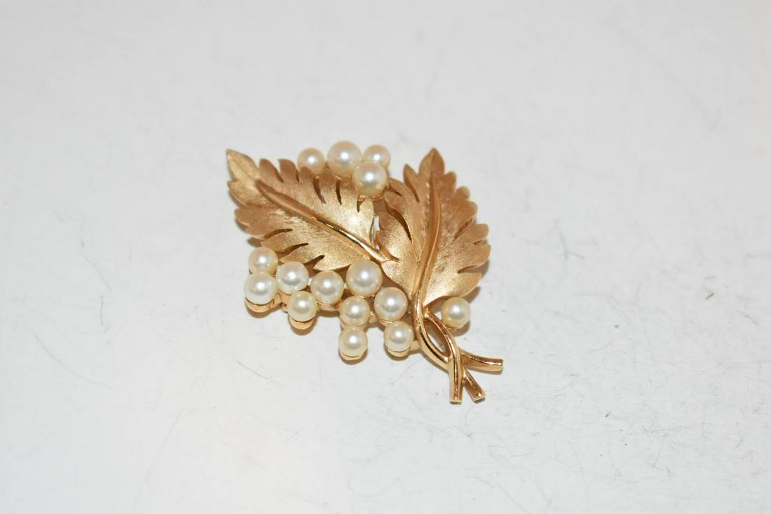 Vintage trifari gold tone Pearl Brooch: Vintage trifari gold tone Pearl Brooch Please view all photos as they are part of the description and condition of this Item, Feel free to contact me with questions or picture requests! Used Item AS I
