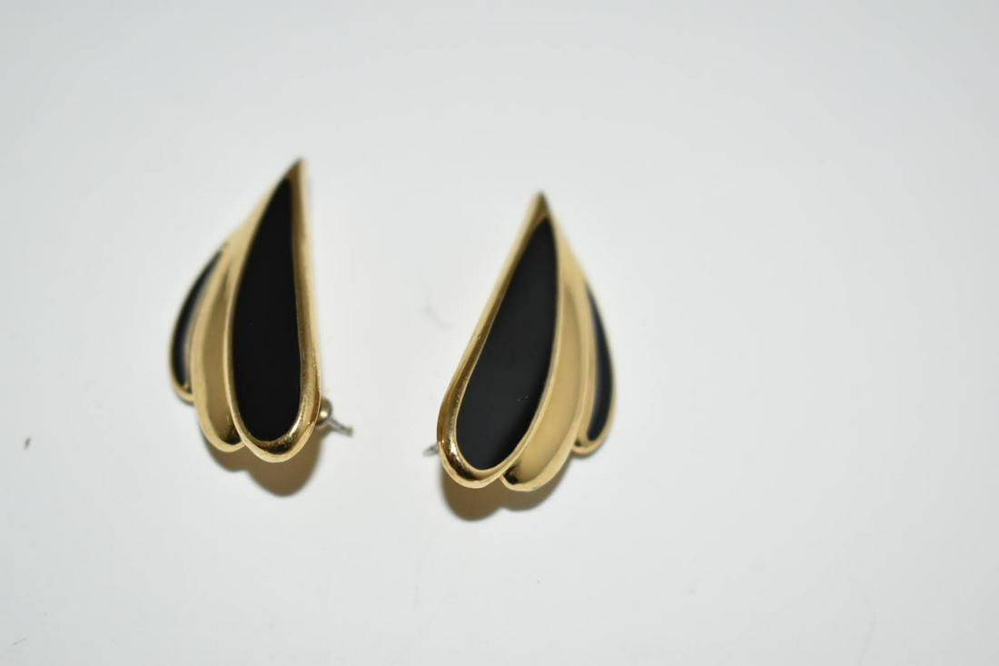 Vintage goldtone enamel Trifari Earrings: Vintage goldtone enamel Trifari Earrings Please view all photos as they are part of the description and condition of this Item, Feel free to contact me with questions or picture requests! Used Item AS