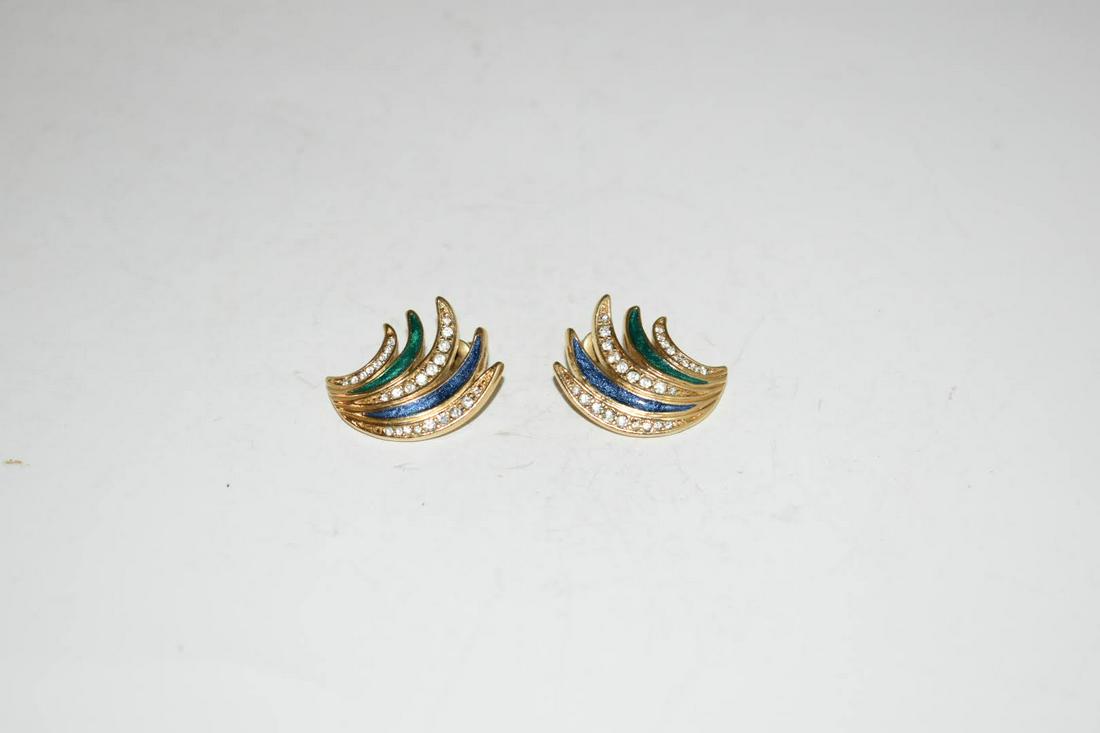 Vintage Rhinestone Trifari pierced Earrings: Vintage Rhinestone Trifari pierced Earrings Please view all photos as they are part of the description and condition of this Item, Feel free to contact me with questions or picture requests! Used Item