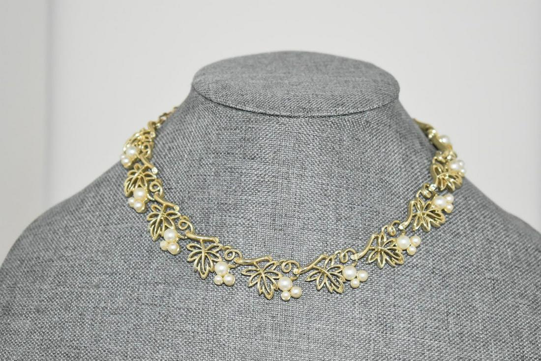 Vintage Goldtone Pearl Flower Necklace 10": Vintage Goldtone Pearl Flower Necklace 10" Please view all photos as they are part of the description and condition of this Item, Feel free to contact me with questions or picture requests! Used Item 