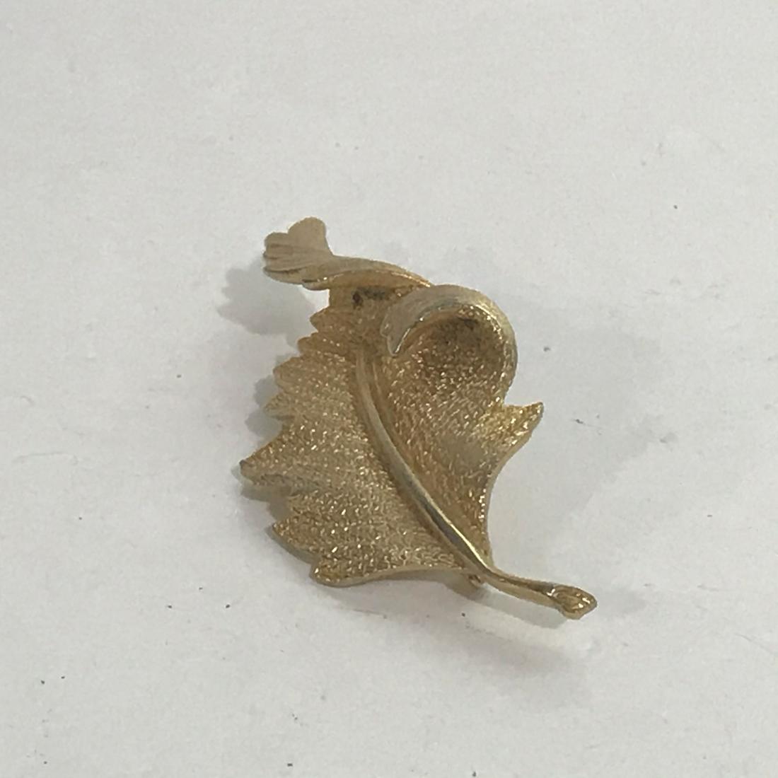Nice Vintage Coro Leaf Brooch: Nice Vintage Coro Leaf Brooch Please view all photos as they are part of the description and condition of this Item, Feel free to contact me with questions or picture requests!