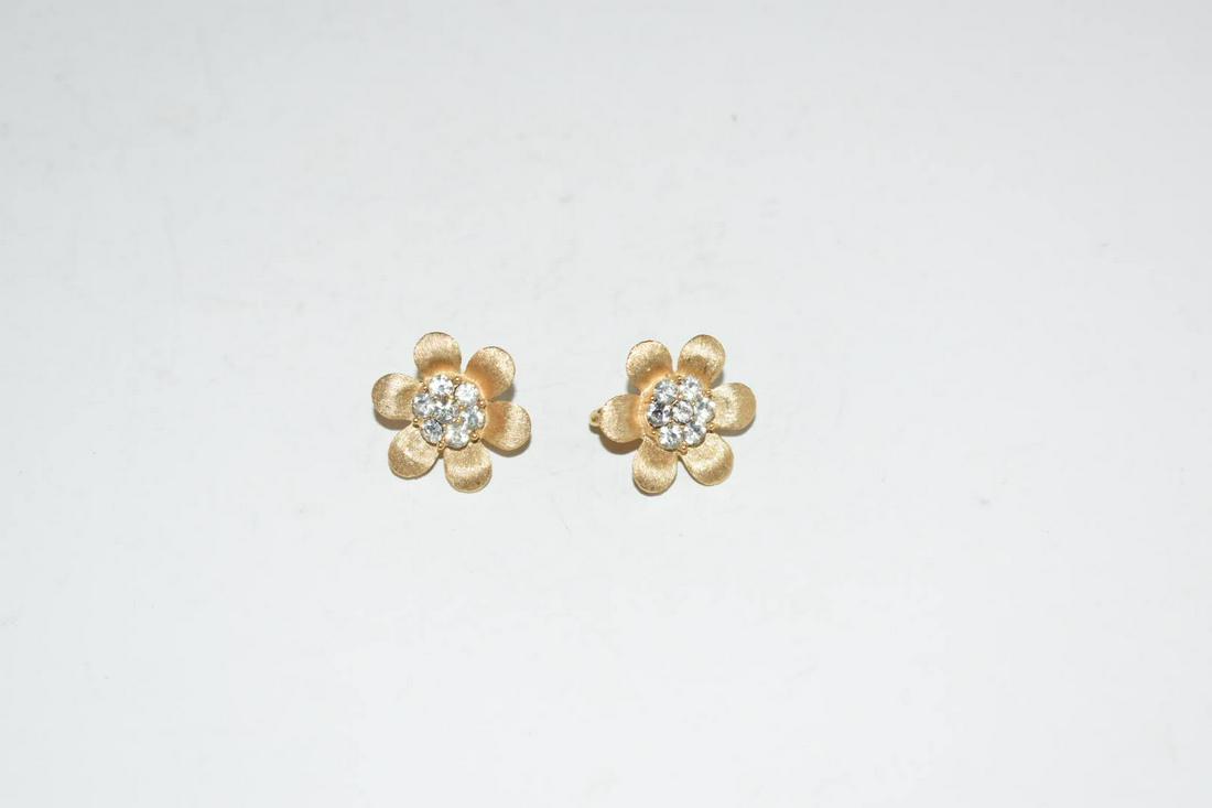Vintage Trifari Goldtone Flower clip on Earrings: Vintage Trifari Goldtone Flower clip on Earrings Please view all photos as they are part of the description and condition of this Item, Feel free to contact me with questions or picture requests! Used