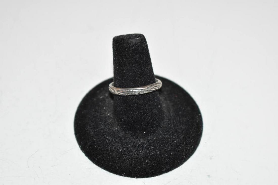 Vintage Sterling Silver Band Ring sz 8 (1 of 3)