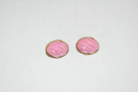 Vintage Goldtone Pink clip on Earrings: Vintage Goldtone Pink clip on Earrings Please view all photos as they are part of the description and condition of this Item, Feel free to contact me with questions or picture requests! Used Item AS I