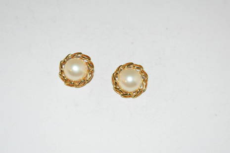 Vintage Goldtone Pearl clip on Earrings: Vintage Goldtone Pearl clip on Earrings Please view all photos as they are part of the description and condition of this Item, Feel free to contact me with questions or picture requests! Used Item AS