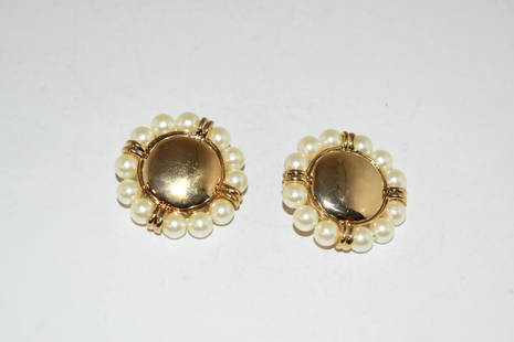 Vtg Avon Bold Gold Tone & Pearlesque Button Clip On Earrings: Vtg Avon Bold Gold Tone & Pearlesque Button Clip On Earrings Please view all photos as they are part of the description and condition of this Item, Feel free to contact me with questions or picture