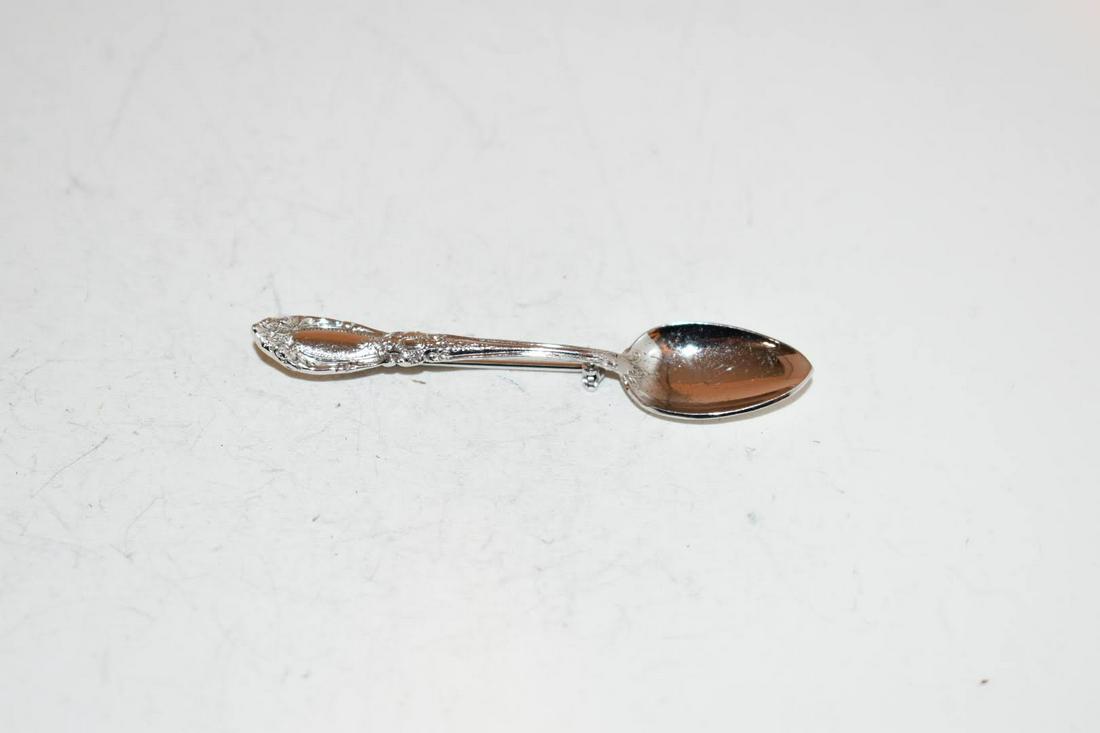 Vintage tiny spoon Brooch: Vintage tiny spoon Brooch Please view all photos as they are part of the description and condition of this Item, Feel free to contact me with questions or picture requests! Used Item AS IS